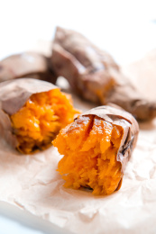 白色背景下的传统美食烤红薯