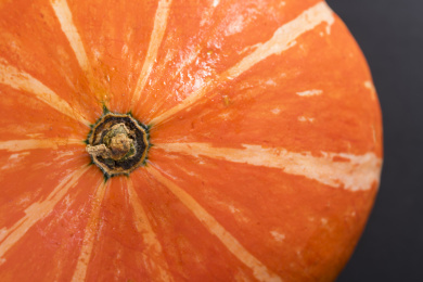 带有黄色花纹的橘红色南瓜摆放在桌面上