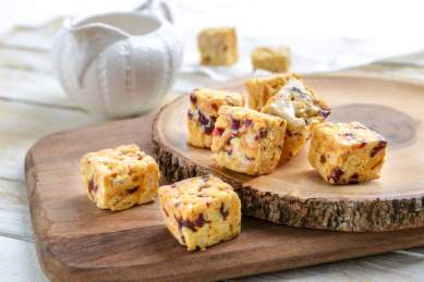 木砧板上搭配奶瓶的方块小点心