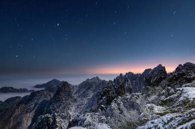 冬天中国安徽黄山黎明时分星空风光