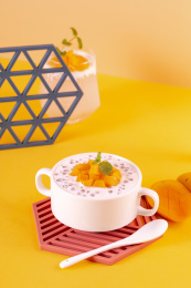 黄色背景的上满满一碗芒果西米露