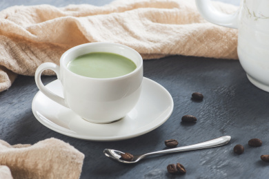 工业风格布景下的一大杯抹茶拿铁