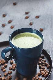 工业风格布景下的一大杯抹茶拿铁