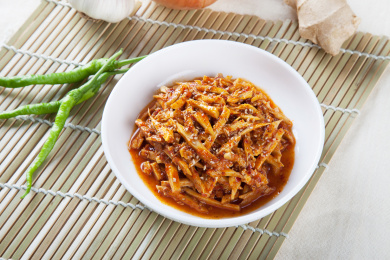 竹帘餐垫上装在盘子里的腌萝卜干