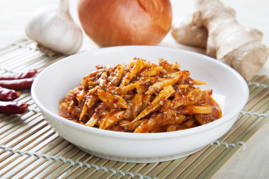 竹帘餐垫上装在盘子里的腌萝卜干