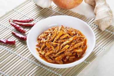 竹帘餐垫上装在盘子里的腌萝卜干