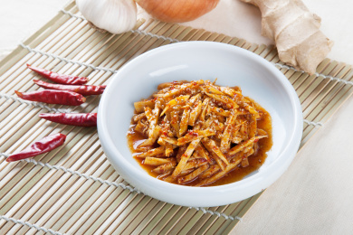 竹帘餐垫上装在盘子里的腌萝卜干