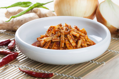 竹帘餐垫上装在盘子里的腌萝卜干