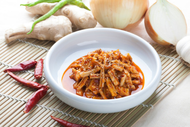 竹帘餐垫上装在盘子里的腌萝卜干