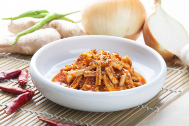 竹帘餐垫上装在盘子里的腌萝卜干