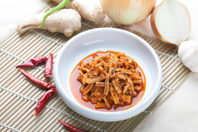 竹帘餐垫上装在盘子里的腌萝卜干