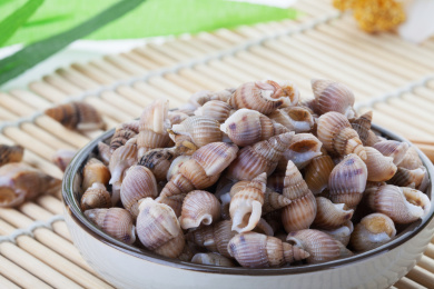 珠帘垫上放在碟子里的新鲜海瓜子