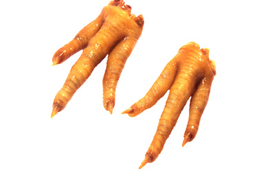 白底上两只肉汁鲜美金黄色鸡爪