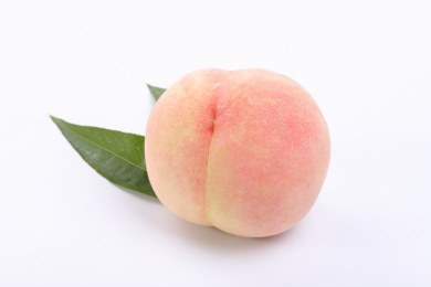 白色背景上的新鲜水果水蜜桃