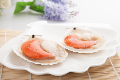 珠帘餐垫上装在盘里的扇贝