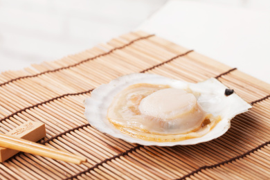 竹帘餐垫上摆放着的扇贝贝肉