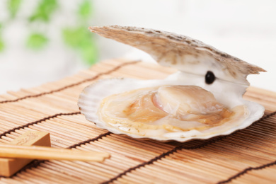 竹帘餐垫上摆放着的扇贝贝肉