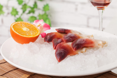 珠帘上装在盘子里的新鲜的贝肉