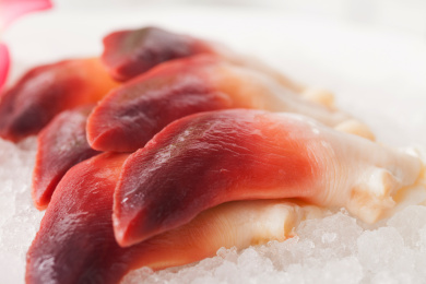 装在盘子里的新鲜的贝肉特写