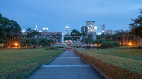 中国深圳深圳大学城市夜景建筑和道路路面