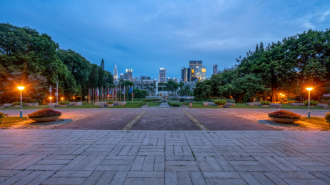 中国深圳深圳大学城市夜景建筑和道路路面