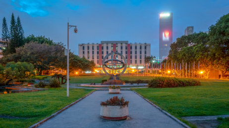 中国深圳深圳大学城市夜景建筑和道路路面