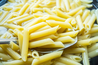 铁锅里煮熟的意大利面通心粉