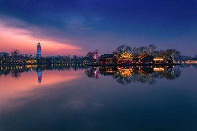 山东济南大明湖夕阳倒映景观