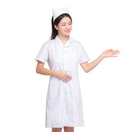  白色背景里，手臂前伸的年轻女护士