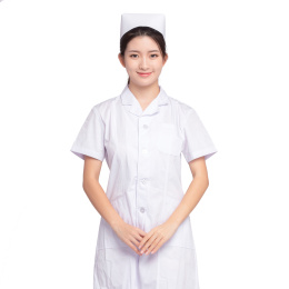  白色背景里，站立着的年轻女护士