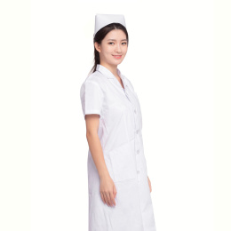  白色背景里，站立着的年轻女护士