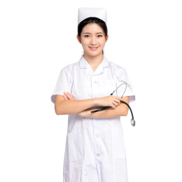 白色背景里，手中拿着听诊器的年轻女护士