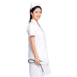白色背景里，手中拿着听诊器的年轻女护士