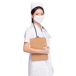 带着口罩，正在记录病情的年轻女护士