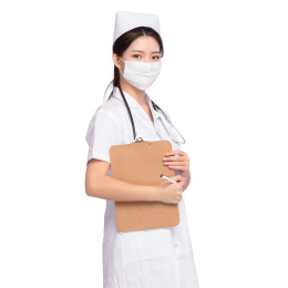 带着口罩，正在记录病情的年轻女护士