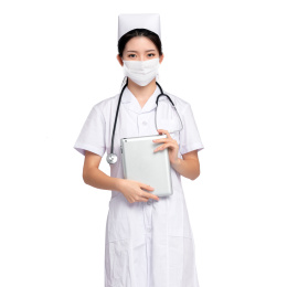 带着口罩拿着平板电脑的年轻女医师