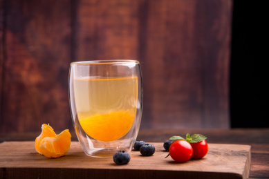 木板上玻璃杯中的蜂蜜柚子茶