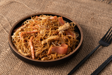 粗麻布上的盘子，盘子里的三丝炒面