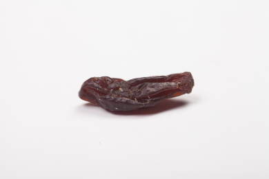 白色背景上无序摆放着的果脯