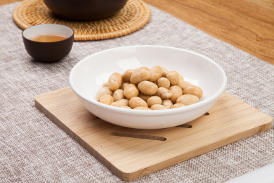 麻布背景上装在盘里的花生米