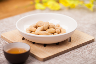 麻布背景上装在盘里的花生米