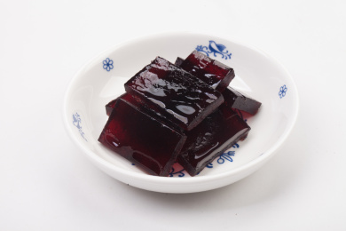 装在盘里的好吃的蔓越莓果糕