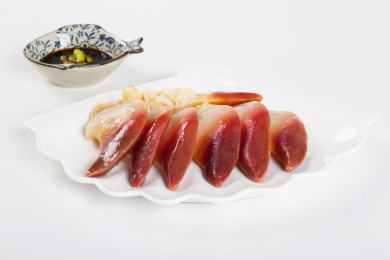 白色背景上装在盘子里的新鲜北极贝肉