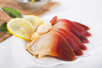 白色背景上装在盘子里的新鲜北极贝肉