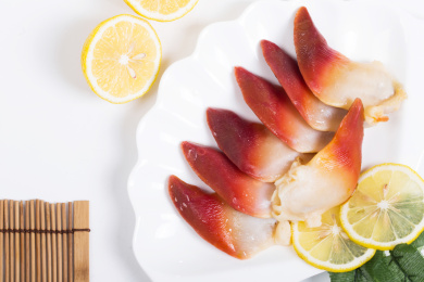 白色背景上装在盘子里的新鲜北极贝肉