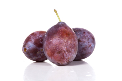 白色背景上摆放着的新鲜西梅