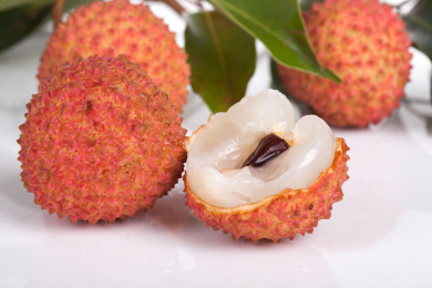 堆放着拨开皮的新鲜荔枝特写