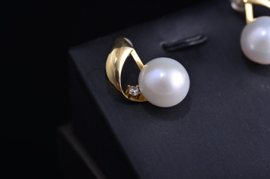 和田玉耳环，玉器雕刻工艺品