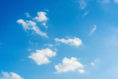 蓝色的天空中飘着几朵白云