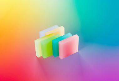 五颜六色的半透明橡皮堆叠在一起